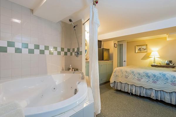 Kingsley House Bed & Breakfast - Full Home Fennville Ngoại thất bức ảnh